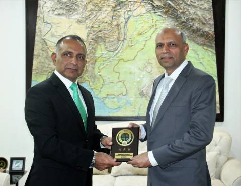 08-3-2023,Islamabad: Chairman NDMA Lt Gen Inam Haider Malik presenting shield to  Maj Gen Saeed Akhtar, HI(M) , Surveyor General of Pakistan.